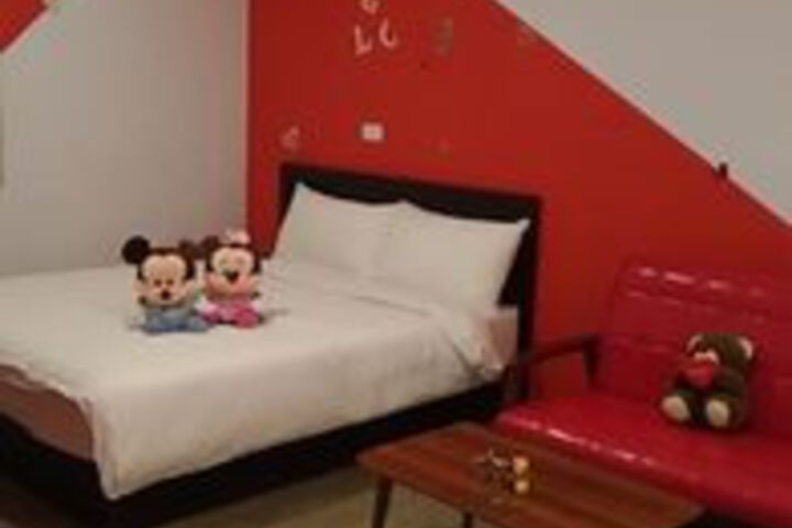 Room 5 of 16