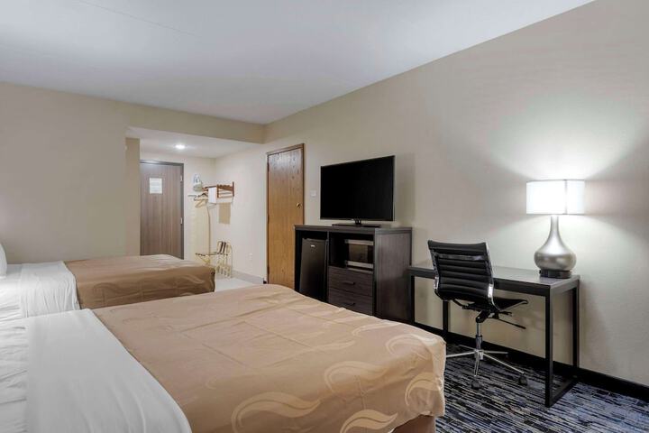 2 Queen Beds (2 of 6)