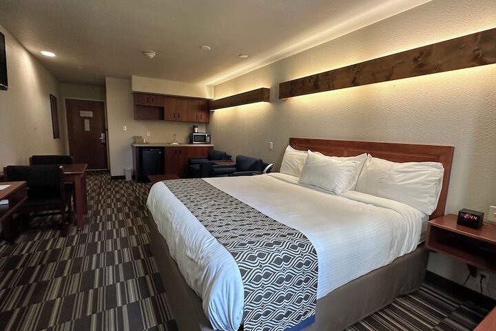 1 King Bed 2nd Floor Suite (3 of 3)