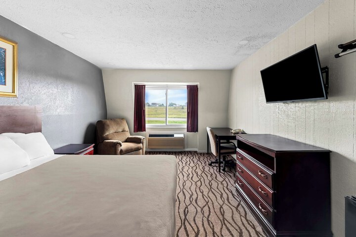 1 Queen Bed (5 of 7)