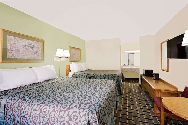 2 Queen Beds (1 of 9)