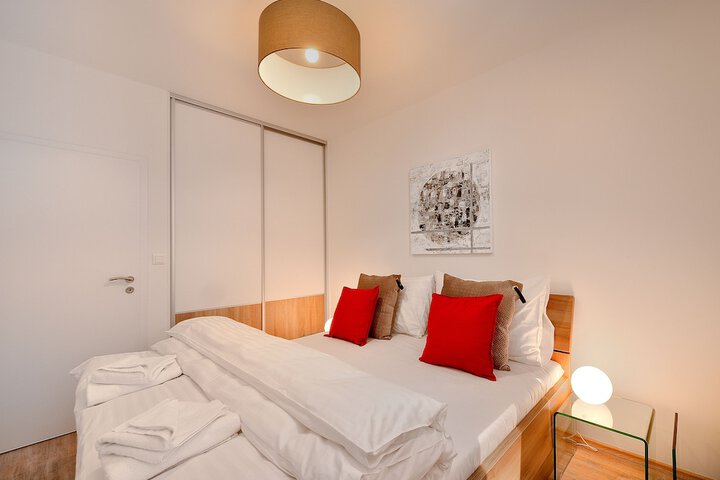 Room 3 of 43