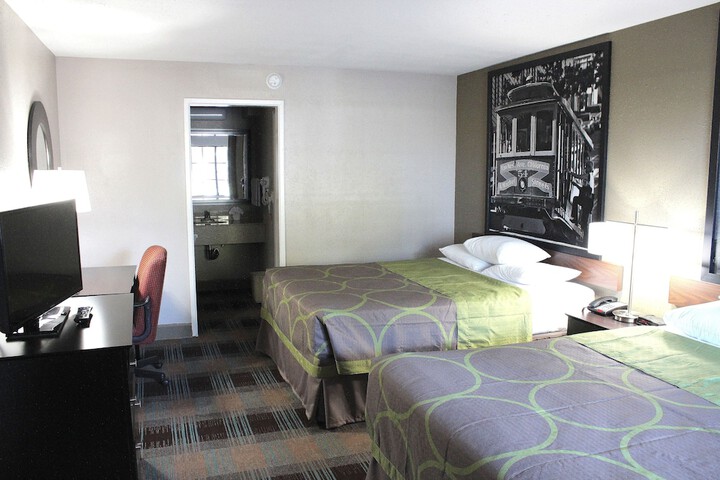 1 Queen Bed Mobility Hearing Impaired Accessible Room (6 of 15)