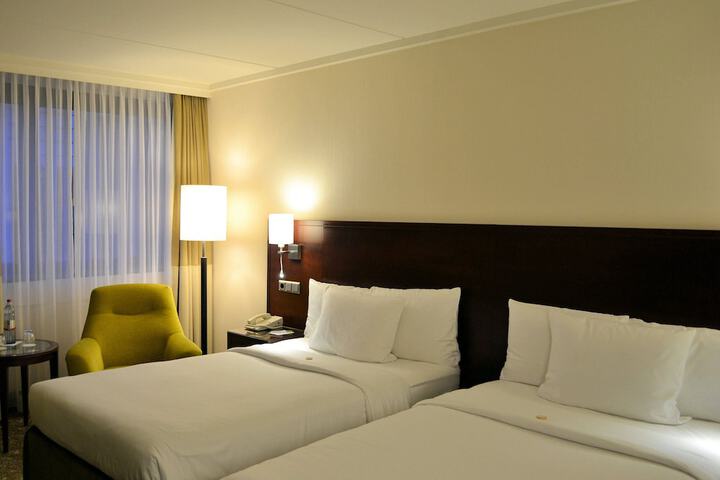 Room 10 of 37