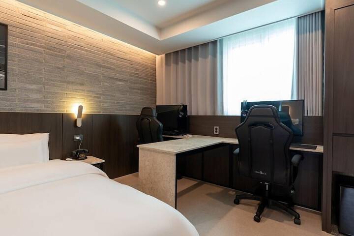 Room 35 of 76