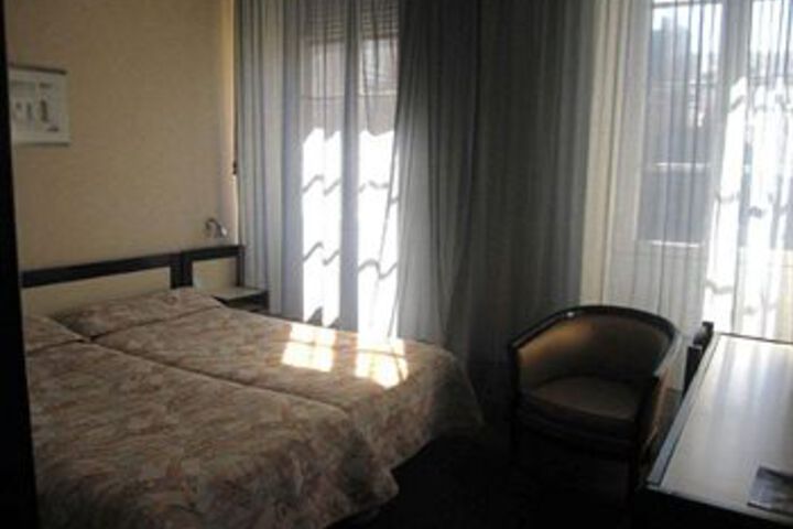 Room 10 of 27