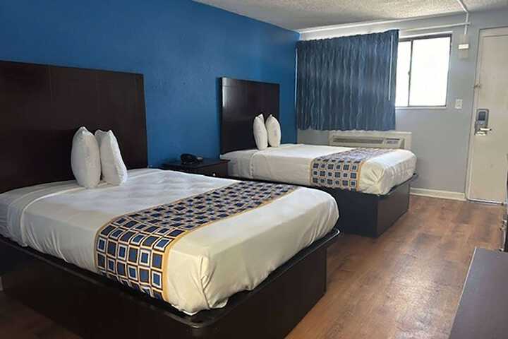 2 Double Beds (4 of 7)