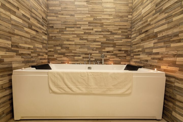 Hot Tub 57 of 136