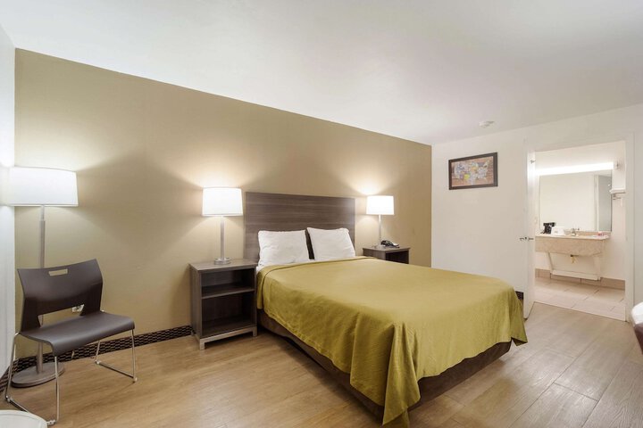 1 Queen Bed (5 of 14)