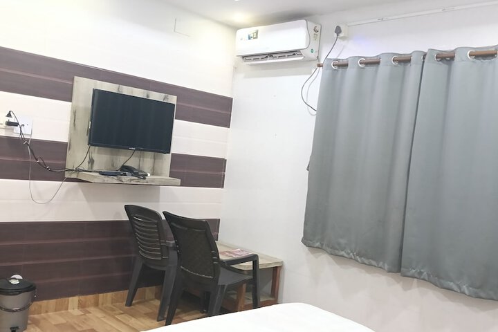 Room 6 of 9