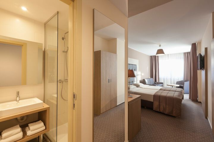 Room 3 of 28