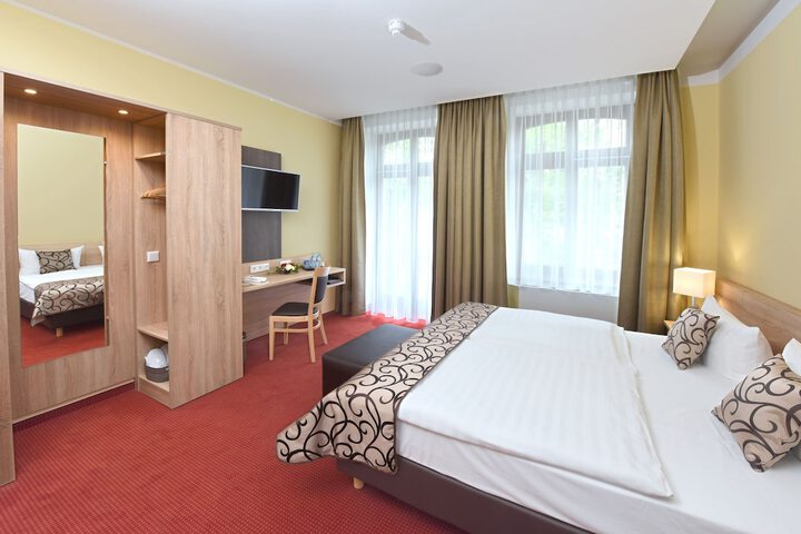 Room 8 of 33