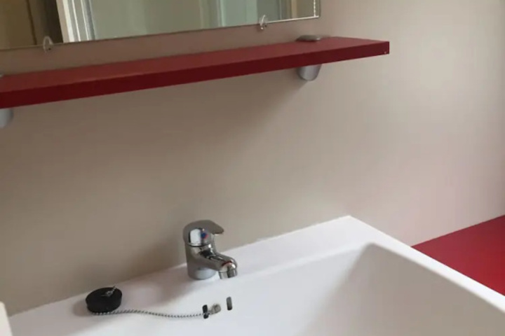 Room 7 of 16