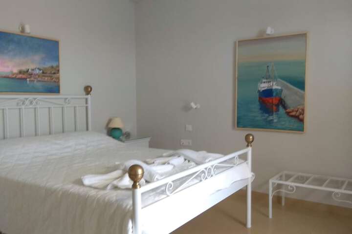 Room 11 of 25