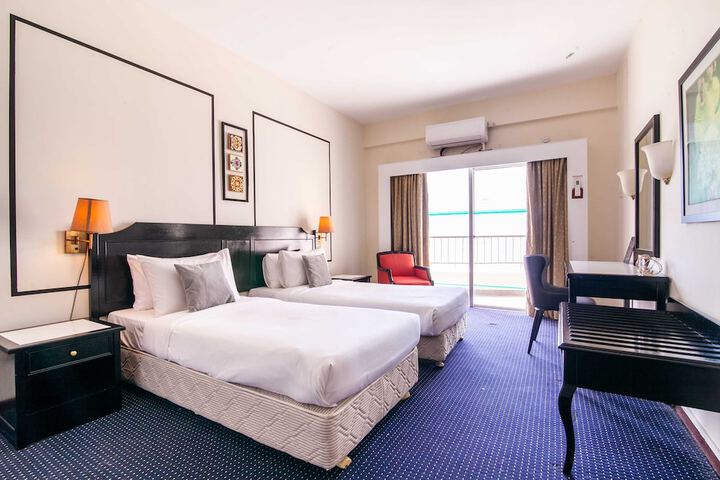 Room 53 of 650