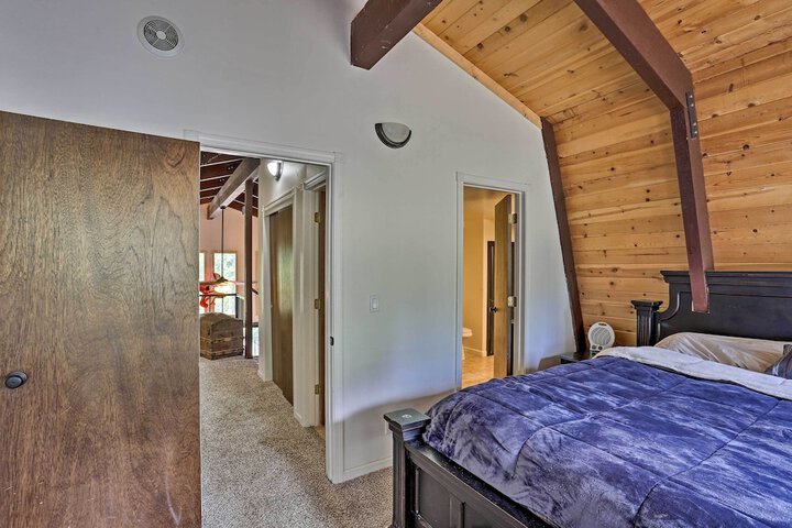 Chester Cabin w / Deck - Walk to Lake + Golfing!