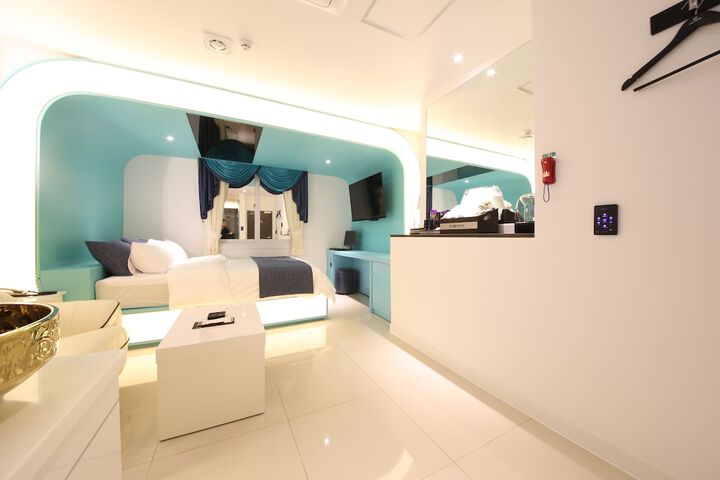Room 6 of 65
