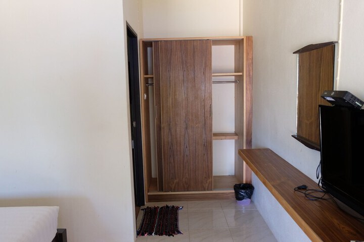 Room 6 of 13
