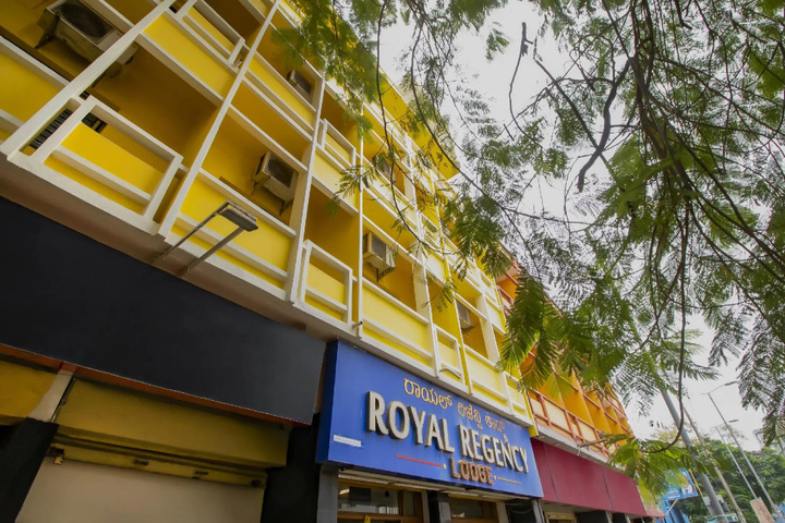 SPOT ON 72596 Royal Regency