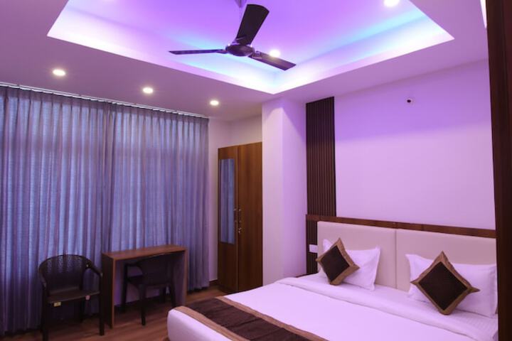Room 9 of 18