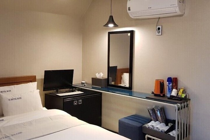 Room 3 of 12