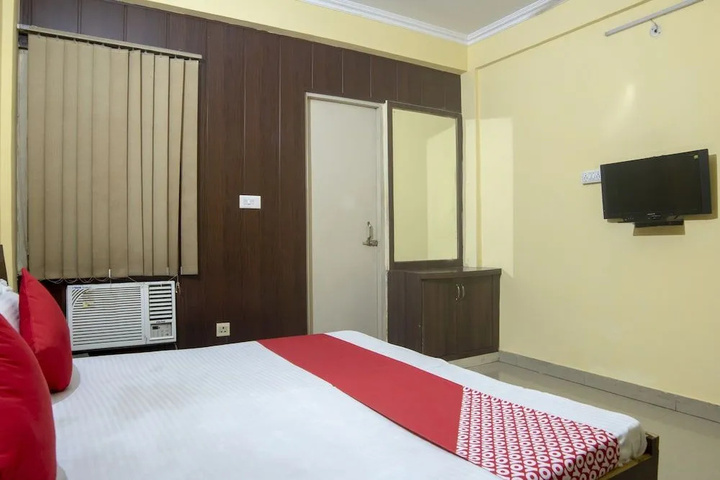 Room 6 of 10