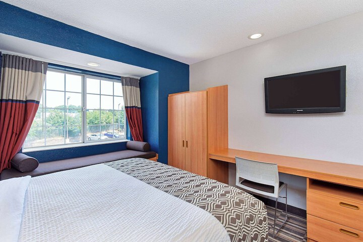 1 Queen Bed Accessible (3 of 32)