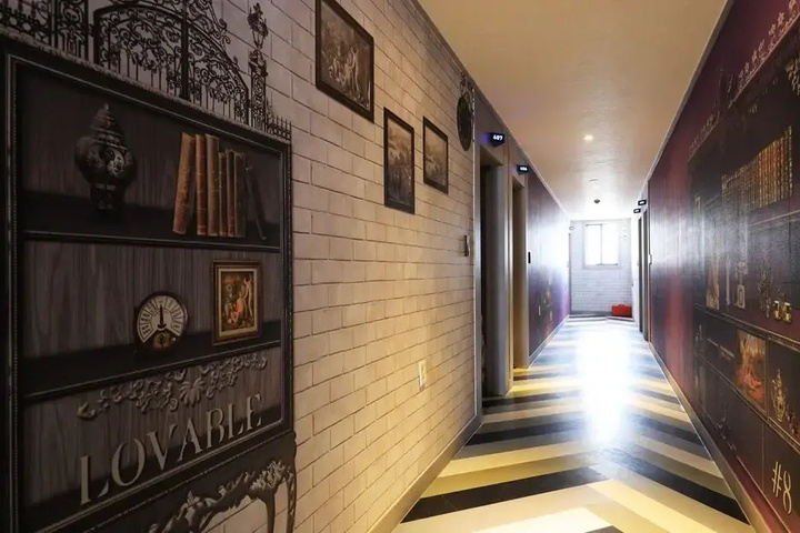 Room 13 of 24