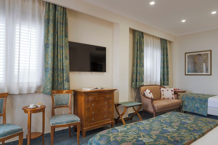 Room 42 of 111