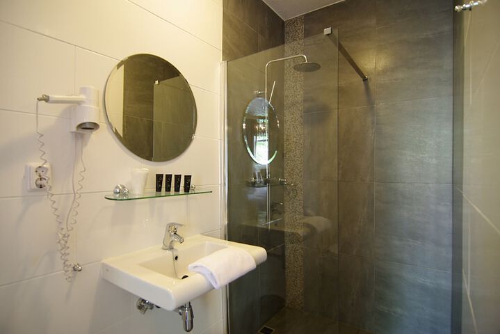 Room 5 of 36