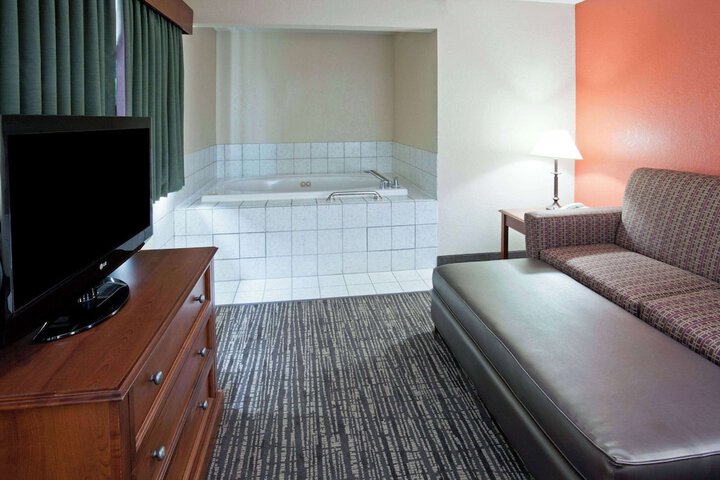 1 King Bed Accessible (8 of 13)