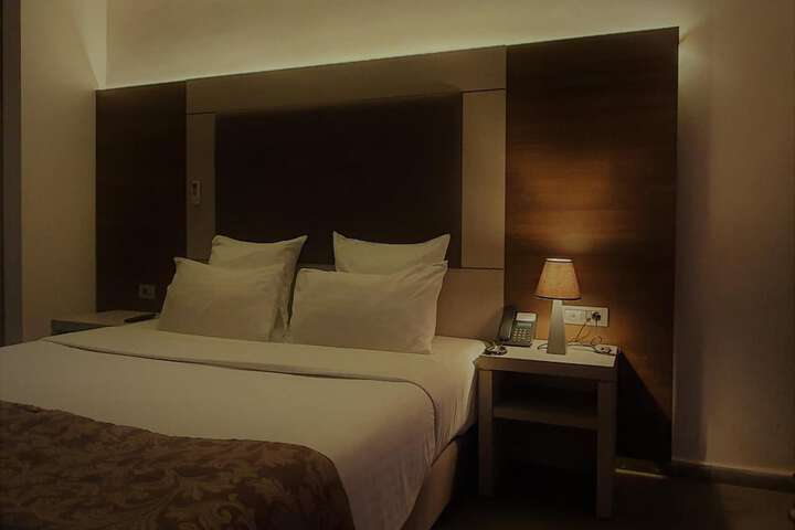 Room 13 of 37