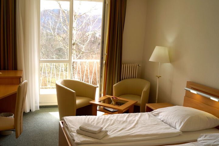 Room 8 of 33