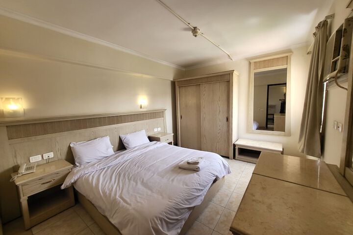 Room 10 of 66
