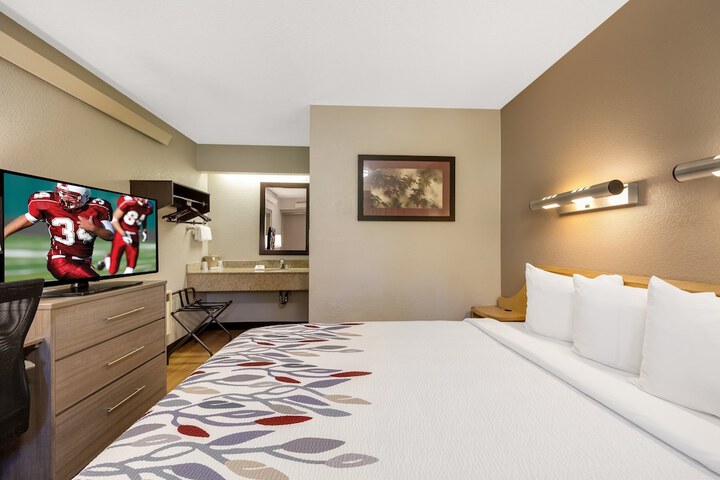 Deluxe King Bed (8 of 16)