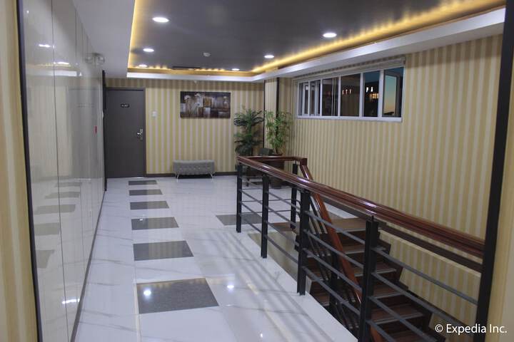 Ballroom/Hall 89 of 98
