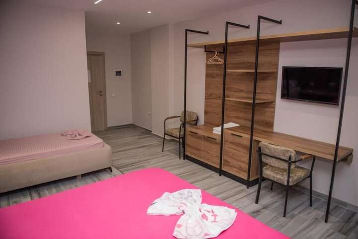 Room 13 of 33
