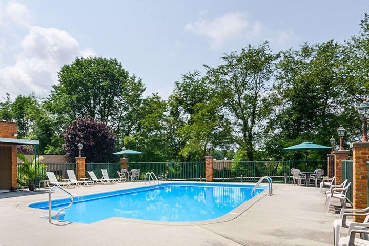 Hotel Pool