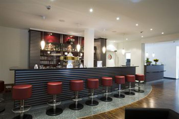 Lounge 11 of 20