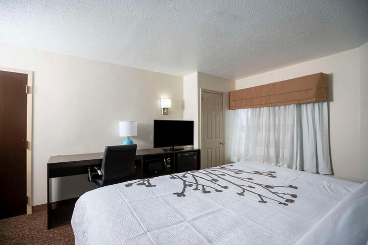 1 King Bed (5 of 7)