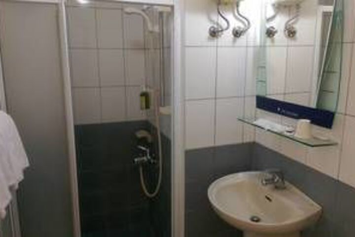 Room 4 of 37