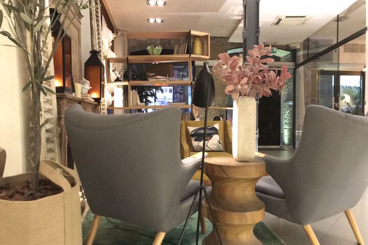 Lobby lounge