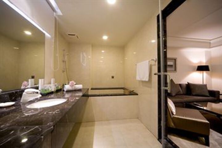 Room 2 of 28