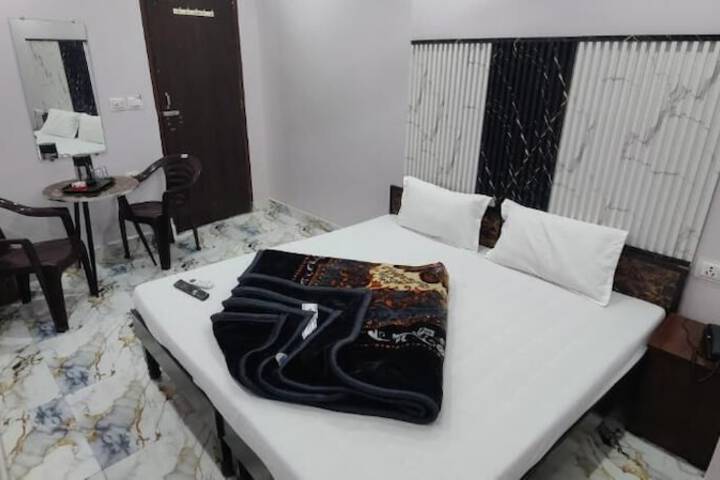 Room 6 of 10
