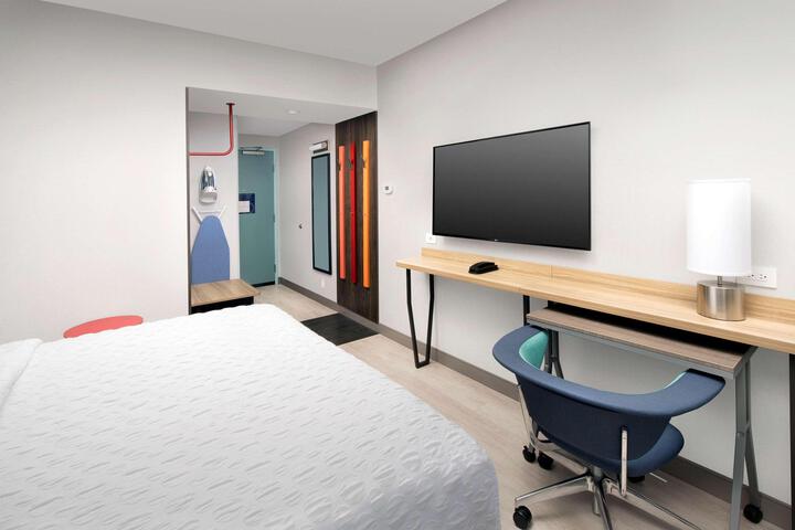 1 King Bed (9 of 10)