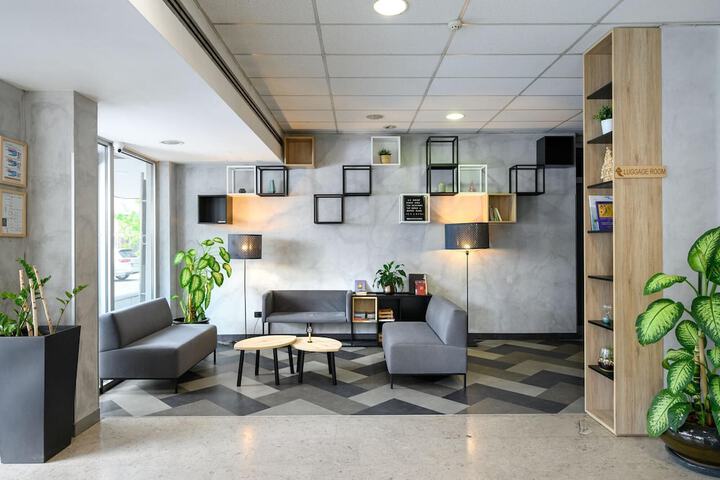 Entrance & Lobby