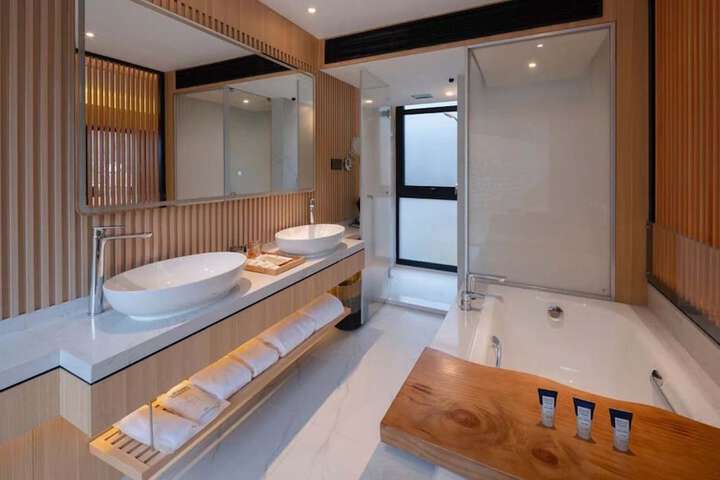 Room 14 of 176