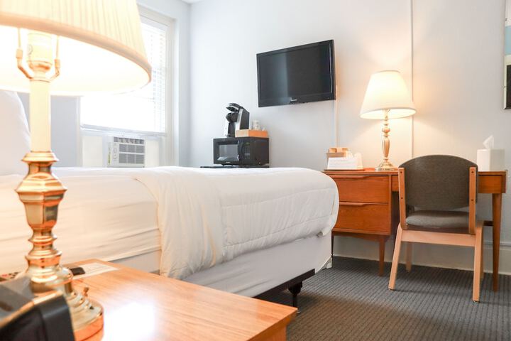 Economy Room 1 Queen Bed (1 of 4)