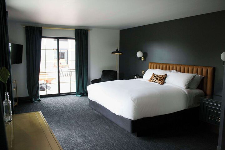 1 King Bed (3 of 10)