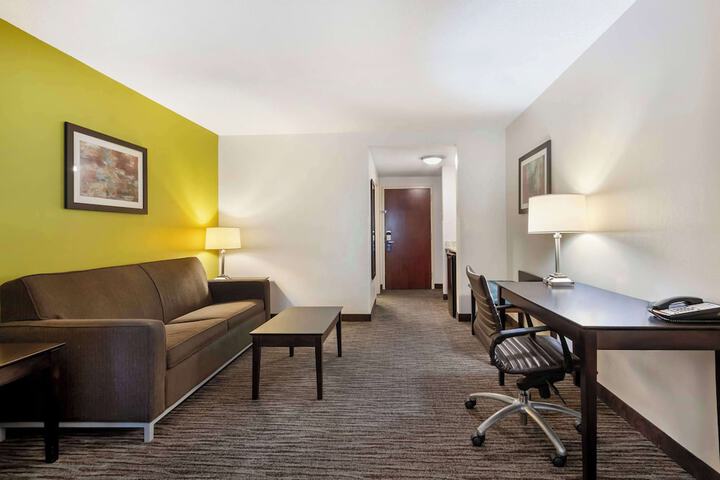 1 King Bed Microwave and Refrigerator Full Breakfast (13 of 14)